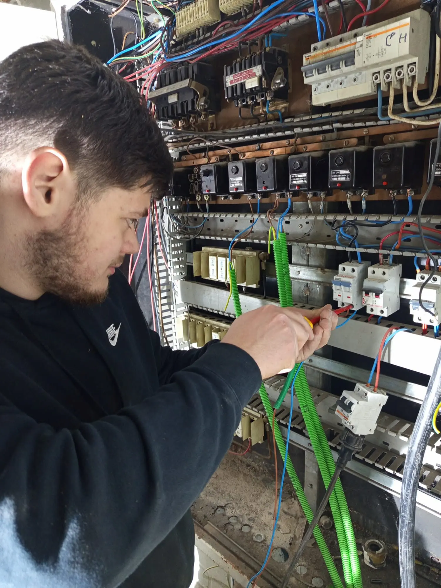 Installateur(trice) électricien(ne) résidentiel(le), industriel(le) et tertiaire — photo 1