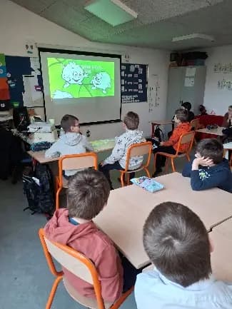 Élèves rassemblés devant un projecteur