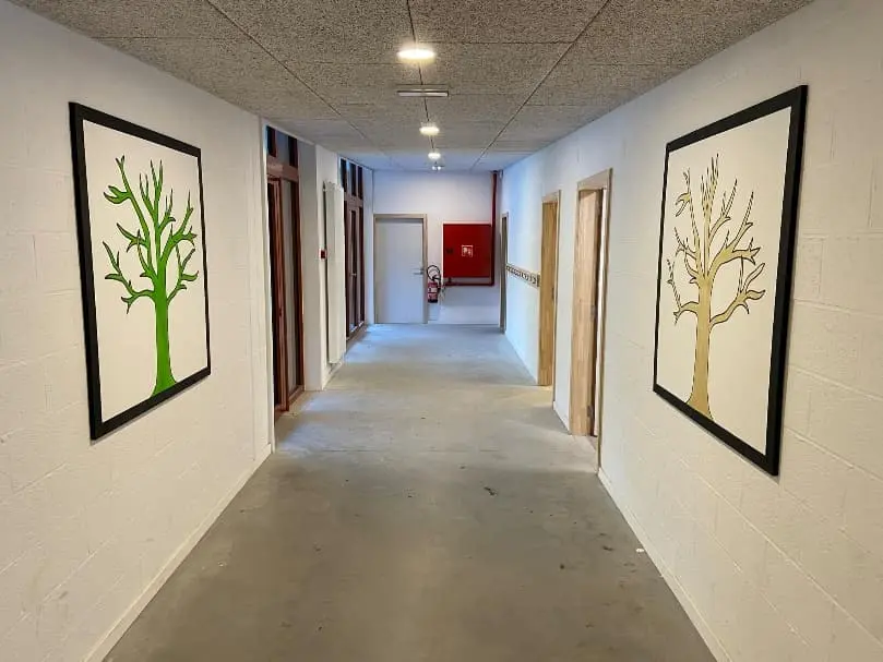 Couloir décoré de peintures réalisées par les élèves